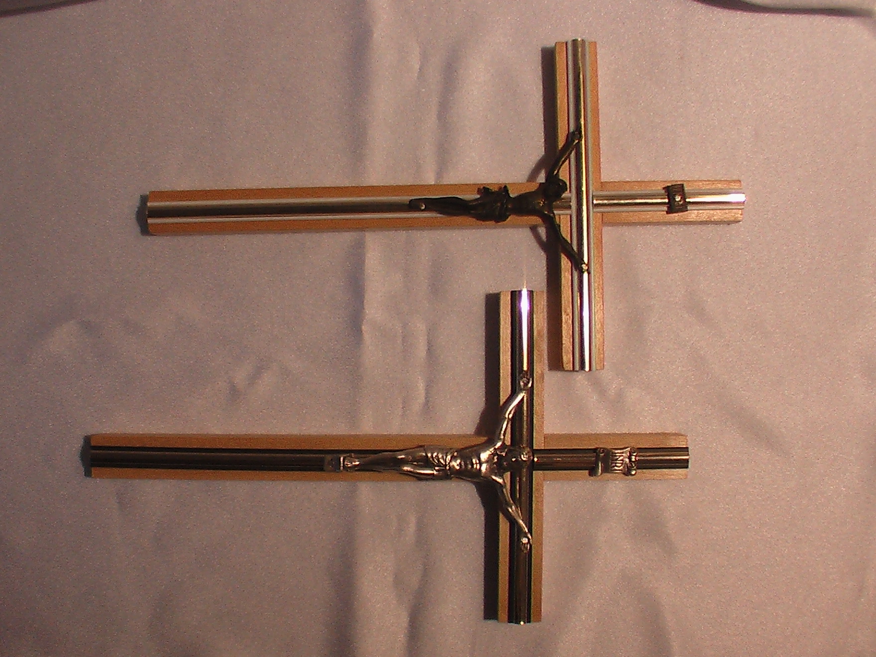 Kříže dřevěnné s ozdobnou páskou,140Kč